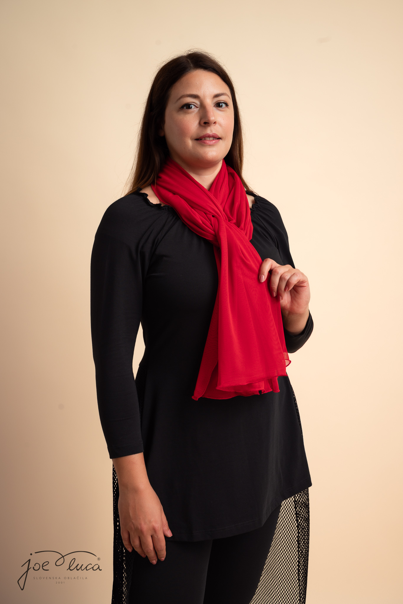 MODNA MARAMA IZ TILA CRVENA
